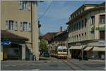 Das Trasse vom  Dpt A-L  bis nach Aigle teilt die A-L mit dem Strassenverkehr.
Der Regionalzug 237 hat gerade den Halt Aigle Plache du March hinter sich gelassen und fhrt nun durch die Altstadt Richtung Bahnhof.
22. August 2013