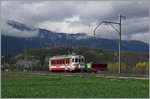 Der Winter ist vorbei! Der AOMC Xeh 4/4 512  Val d'Illiez  fährt mit dem X2 957 Richtung Aigle. Es dürfte eine der letzten Fahrten des Xeh sein, denn schon ab dem 25. April 2016 wird die AOMC für einen freizügigeren Fahrzeugaustauch den übrigen TPC Strecken (AL/ASD) angeglichen, wobei nur die Beh 4/8 591 und 592 für das andere Stromsystem und Zahnstange umgerüstet werden.
Bei Villy, den 7. April 2016 