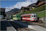 Während der Regionalzug 33 von Champéry nach Aigle in Troistorrents eintrifft, steht auf dem Abstellgleis der AOMC Xeh 4/4 512.