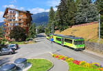 Der zweiteilige Triebwagen Beh4/8 93 der Bex-Villars-Bretaye Bahn bei der Ausfahrt aus Villars in Richtung Bex hinunter.