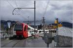 Der TPF SURF ABe 2/4 + B + Be 2/4 102  Sud Express  erreicht den  alten  Bahnhof von Châtel St-Denis und signalisiert: Bitte nicht Einsteigen, denn wer nach Palézieux will muss den Bus