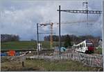 Während links im Bild der neue Bahnhof von Châtel St-Denis entsteht, ist der TPF-SURF ABe 2/4 + B + Be 2/4 102 Sud Express von Bulle kommend auf dem Weg zum alten Bahnhof (der sich hinter