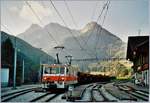 Ein seltens Bild: Eine TPF /GFM GDe 4/4 mit einem Güterzug auf der Fahrt aus Richtung Château d'Oex in Richtung Bulle beim Halt in Montbovon.