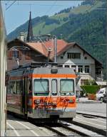 Zugbegegnung am 31.07.08 im Bahnhof von Montbovon zwischen dem Golden Pass Classic der MOB und dem Triebwagen BDe 4/4 121 der TPF. (Jeanny) 