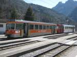 Bt 226 (noch im GFM Farbkleid) mit BDe 4/4 121 (im neuen Farbkleid) in Montbovon, 02.04.2011.