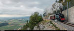 125 Jahre Yverdon - Ste-Croix am 1. und 2. September 2018. Le train à vapeur est de retour à Ste-Croix! <br>
La Traction G 2/3 + 3/3 E 206 auf Bergfahrt in den Rapilles de Baulmes am Morgen des 2. Septembers.