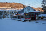 SONNENAUFGANG BEI TRAVYS YVERDON Sainte-CROIX - BAHN YSteC
Winterliche Morgenstimmung im Bahnhof Sainte-Croix vom 18. Januar 2019.
Während der Durchführung vom Unterhalt an einem der neuen Züge gelangte die alte modernisierte Doppeltraktion bestehend aus den ABe 2/6 2000 und ABe 2/6 2001 mit Baujahr 2001 zum Einsatz.
Foto: Walter Ruetsch
