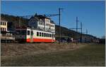 Der transN (ex cmn) Be 4/4 N° 8 erreicht als Regionalzug R 22 310 den Bahnhof von La Sagne. Die Sonne hat den Talboden erst ein paar Minuten vorher erreicht, das Bild war eine echte Zitterpartie. Da der nächste Zug erst zwei Stunden später fuhr, nahm ich diesen hier und verzichtete auf ein Bild im  besten Licht . 

3. Februar 2024