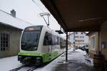 TRN PSC Transports Publics Neuchâtelois SA Bahn Les Ponts-de-Martel-La Sagne-La Chaux-de-Fonds: ABe 4/6 9 (Stadler 2024), Les Ponts-de-Martel, 21. November 2024. Da bei Fahrten nach La Chaux-de-Fonds auf einem bestimmten Fahrleitungsabschnitt Probleme auftraten mit der Stromabnahme, fahren die neuen Triebwagen derzeit nicht mehr bis und ab La Chaux-de-Fonds. Nach und ab La Chaux-de-Fonds verkehrt der BDe 4/4 8 (Vevey/ABB 1996). Da an Werktagen, Montag bis Freitag, zeitweise zwei Triebwagen benötigt werden, müssen seit dem 12. November und bis Ende November 2024 um 07.04, 07.42 und 13.18 Uhr Transitreisende in La Sagne umsteigen.