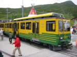 Station Kleine Scheidegg der Jungfraubahn am 05.07.2003. Im Bild ein Zug der Wengernalpbahn, die die Orte Lauterbrunnen und Grindelwald mit der Kleinen Scheidegg verbindet und quasi Zubringerdienste fr die Jungfrauenbahn leistet.