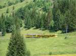 Ein Zug der Wengernalpbahn ist beim Aufstieg auf die Kleine Scheidegg zwischen Wengen und Allmend unterwegs.