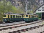 BDeh 4/4 Pendel 107 und der BDeh 4/4 102 abgestellt vor dem Depot in Lauterbrunnen, 29.04.2014.