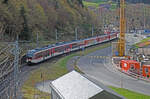 Dienstag den 05.11.2024 um 12:24 Uhr in Engelberg. Zwischen dem Bahnhof Engelberg und dem Engelbergtunnel (Tunnellänge 4'043 Meter) verkehrt gerade der IR 2971 von Engelberg (ab 12:02 Uhr) nach Luzern (an 12:49 Uhr). Dieser Zug hat ab Engelberg eine Abgangsverspätung von 20 Minuten. Er besteht aus folgendem Rollmaterial: ABt 943-6 (Aussennummer für die ganze GSW Einheit UIC 50 85 8005 943-6) Innennummer nur Steuerwagen einzeln 943-4 mit der UIC Nr. 50 85 8015 943-4 (GSW Gelenksteuerwagen 1.+2. Klasse), Zwischenwagen 943-2 mit der UIC Nr. 50 85 8025 943-2 (Zwischenwagen B1 GSW 2. Klasse), Zwischenwagen 943-0 mit der UIC Nr. 50 85 8035 943-0 (Zwischenwagen B2 GSW 2. Klasse), BD 351-0 mit der UIC Nr. 50 85 8205 351-0 (2. Klasse Wagen EW I SIG  Globi Express“ revidiert mit Spielabteil, Gepäckfläche und Veloabstellplätze), B 557 mit der UIC Nr. 50 85 2905 557-9 (2. Klasse Wagen revidiert), B 583 mit der UIC Nr. 50 85 2905 583-5 (2. Klasse Wagen revidiert), As 102 mit der UIC Nr. 50 85 8905 102-0 (ehemaliger 1. Klasse-Panoramawagen des Golden-Pass-Express), HGe 4/4 101 962-9 mit der vermutlichen UIC Nr. 91 85 4101 962-9 welche eine gemischte Zahnrad- und Adhäsionslokomotive ist und das Wappen  Hergiswil“ trägt. Die Achsfolge ist Bo'zz Bo'zz. So nebenbei sei wieder mal erwähnt das die Zentralbahn eine Schmalspurbahn ist, Spurweite 1'000 mm. Auf ihrem Streckennetz befinden sich Zahnstangenabschnitte. Koordinaten GMS (Grad, Minuten, Sekunden): N 46° 49’ 26.4’’ O 8° 23’ 12.4’’