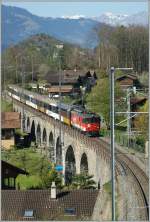 Der Zentralbahn Gepcktriebwagen De 4/4 110 003-1 fhrt den GoldenPass 2217 nach Luzern ber das Viadukt in Ringgenberg. 
9. April 2011