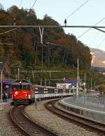 De 110 003-1 der Zentralbahn mit IR in Richtung Interlaken-Ost, hier am 30.09.2011 im Bahnhof Brienz.