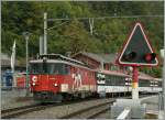 Der De 110 021-3 mit dem IR 2214 von Luzern nach Interlaken verlsst den Bahnhof Brienz.