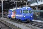 Die  Xundheit  Lok 101091 der Zentralbahn hat abgespannt und wartet am
17.5.2009 auf die Freigabe der Ausfahrt aus dem Hauptbahnhof Luzern.