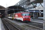 Unser Zug, der  Golden Pass  wartet am 17.5.2009 bereits am Bahnsteig  im Hauptbahnhof Luzern.