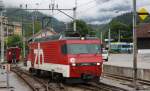 Lok 101966 der Zentralbahn ist am 18.5.2009 mit einem Zug im Bahnhof   Meiringen angekommen.