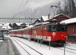 zb: Infolge einem Unterbruch der Strecke Giswl-Meiringen und starken Schneefällen musste der in Meiringen stationierte Dispopendel bestehend aus dem ABt 905-9 und dem De 4/4 110001-5 im Regionalverkehr Meiringen- Interlaken Ost eingesetzt werden. Die Aufnahme entstand bei einem Zwischenhalt in Brienz am 22. Dezember 2011.
Foto: Walter Ruetsch