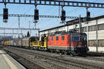 SBB CARGO Re 430 352-5 anlässlich der Bahnhofsdurchfahrt Burgdorf vom 19. Februar 2019.
Besonders zu beachten: Noch ist die Aufschrift der früheren Besitzerin, der SOB leicht erkennbar.
Foto: Walter Ruetsch