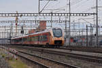 RABe 526 113 der SOB durchfährt den Bahnhof Muttenz.