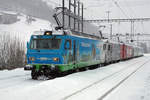 Schweizerische Südostbahn/SOB.
Re 456 Lokomotiven adieu!
Bei sehr starken Schneefällen und grosser Kälte verabschiedete sie die SOB mit verschiedenen Aufstellungen sowie einer Abschiedsfahrt Herisau-Degersheim von den Re 456 091 - Re 456 096. Diese sehr schönen und robusten Lokomotiven wurden in den Jahren 1987 bis 1988 in Betrieb genommen für die Führung vom Voralpen Express. Zwei Re 456 werden von der Oensingen-Balsthal-Bahn/OeBB übernommen wo sie im Güterverkehr eingesetzt werden. Zwei Re 456 ergänzen den Fuhrpark der Sihltal-Zürich-Uetliberg-Bahn/SZU. Noch unbekannt ist die Zukunft der restlichen Lokomotiven.
Die sämtlichen bereits historischen Abschiedsaufnahmen sind am 27. Januar 2021 in Herisau entstanden.
Foto: Walter Ruetsch        