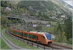 Der SOB Traverso RABe 526 112/212 hat als IR26 2320  Treno Gottardo  den Wattinger Kehrtunnel verlassen und befindet sich nun in der bekannten  Wattinger Kurve . Der Zug ist von Locarno nach Basel unterwegs. Im Hintergrund das Wahrzeichen der Gotthardbahn Nordrampe, die Kirche von Wassen zu sehen. 

19. Oktober 2023