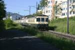 mit ABt 154 voraus fhrt dieser Pendelzug, geschoben vom BDe 576 059, als S13 talwrts ber die 50-Promille-Rampe in Richtung Wdenswil. Aufnahme am 19.5.2007 zwischen Samstagern und Grnenfeld. 