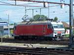 Die Re 446 015 berreitet sich auf einen schiebe Einsatz in Rapperswil am 27/06/10.