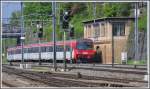S4 23436 auf dem Weg nach Uznach fhrt an einem ehemaligen Stellwerk in St.Gallen Gterbahnhof vorbei. (04.05.2011)