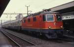 Eine Re 4/4, Lok 43 der Sdostbahn, hlt am 27.3.1990 um 16.33 Uhr mit
einem Schnellzug nach Luzern im Schweizer Bahnhof Arth Goldau.