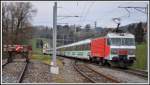 Der VAE 2418 nach Luzern wird von 446 0105 ex SBB Re 4/4 IV durch Kaltbrunn geschoben. (16.01.2014)
