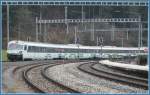 Der Voralpenexpress auf dem Weg von Romanshorn nach Luzern erreicht Biberbrugg. (10.11.2006)