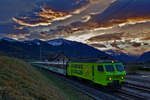 Zur blauen Stunde,verstärkt durch einen zünftigen Föhnsturm in den Alpen,braust die Zuglokomotive Re 446 018 zusammen mit der Schublokomotive Re 446 015 mit dem Voralpenexpress in Kaltbrunn vorüber.Bild vom 21.11.2016