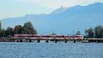 S40 aus Einsiedeln, auf dem Damm von Rapperswil. Vom Zürichsee aus gesehen - 16.10.2016