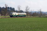 Erste Fahrt des CFe 2/4 101, ehemals BDe 2/4 101 der ehemaligen Sensetalbahn (STB).
Nach der Revision fuhr der CFe 2/4 101 mit Baujahr 1938 am 8. März 2021 in eigener Kraft von Bönigen nach Romanshorn. Dabei wurde der historische Triebenwagen in Langenthal bei einem Zwischenhalt sowie auf flotter Fahrt bei Roggwil fotografiert.
Die Strecke der Sensetalbahn führte von Flamatt via Laupen nach Gümmenen. Am 23.5.1993 wurde die Strecke Laupen-Gümmenen stillgelegt und Laupen wurde zum Endhalt der S-Bahn Bern.
Foto: Walter Ruetsch 