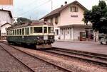 Zwischen 1977 und 1981 reiste ich während meines Eisenbahningenieurstudiums in Barcelona sechs Mal in die Schweiz. Auf diesen Reisen konnte ich das Schweizer Eisenbahnsystem und seine Besonderheiten kennenlernen, obwohl es teilweise mit recht altem Rollmaterial funktionierte. 1981 machte ich einen kurzen Stopp in Gümennen (siehe Foto von Stefan Wohlfhart, ID 1383293) und nutzte die Gelegenheit, um den alten BLS Be 4/4 zu fotografieren, der auf die Abfahrt nach Flamatt wartete, wo die Passagiere dann zur SBB umsteigen mussten. Zu dieser Zeit betrieben nur die STB und die Südostbahn diese Triebwagen.
Seitdem pflege ich den beruflichen Kontakt zur Schweizer Bahn unentwegt. Zuerst als Zahnradingenieur in Ribes-Nuria, dann beim Import der alten Waggons der Appenzeller Bahn zu FGC in Katalonien, dann beim neuen Zahnradprojekt Monistrol-Montserrat und nun, 43 Jahre später, in enger Zusammenarbeit mit der Entwicklung des grenzüberschreitenden Transports BLS Cargo von meiner Position bei Captrain Italia.
Mehr als 40 Jahre von Ihnen lernen! Merci, danke!