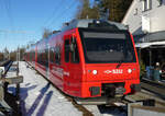 Be 513 steht in der Nachmittagssonne als S10 nach Zürich HB in der Station Uetliberg (813 müM) zur Abfahrt bereit. Uetliberg, 30.12.2024