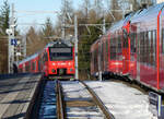 Die S10 von Zürich HB erklimmt die 80-Promille-Steigung (siehe Tafel links!) im Bahnhof Uetliberg (813 müM) und fährt an den Bahnsteig am Gleis 2, während die talwärts fahrende S-Bahn rechts auf die Abfahrt wartet. Diese Gleise sind Kopfgleise, der Fotograf steht hinter dem Prellbock beim Personenübergang. Uetliberg, 30.12.2024