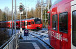 Vor dem Ausfahrsignal B682 wartet die S10 nach Zürich HB, bis die bergwärts fahrende S-Bahn im Bahnhof Uetliberg (813 müM) eingefahren ist. Uetliberg, 30.12.2024