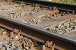 Uetliberg-Steilrampe in Kurve: Durch die starke Beanspruchung  raffelt  es deutlich an der Schienenoberflche. Beim unbewachten Bahnbergang zwischen Ringlikon und Uetliberg, 17. April 2010, 18:16