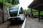 Thurbo 766-1. Eine kleine Bahnstation unterhalb des Schlosses Laufen am Rheinfall bei Neuhausen. Die S 33 nach Winterthur ( steht wirklich so schrg ), hat doch viele Fahrgste auch mitten in der Woche. Es war ja auch ein schner Sommertag am 18.7.2007.