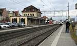 Am 27. Februar 2023 sind mir auf meiner Ostschweiz-Tour auf verschiedenen Bahnhöfen Fotografen wie Olli, Horst Lüdicke und Peter Ackermann aufgefallen. Reiner Zufall ? Oder gar ein Bahnbilder.de-Treffen ?
Bahnhof Rheineck mit Zügen von Thurbo und AB bei ihrem Zwischenhalt.
Foto: Walter Ruetsch