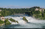 Eine GTW-Doppeltraktion überfährt am Abend des 28. Juni 2016 die Brücke über den Rheinfall.