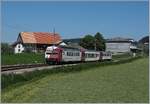 Ausgangs von Sâles, bei Vers chez Seydoux ist der TPF RBDe 567 182 mit seinem Pendelzug auf dem Weg nach Bulle.