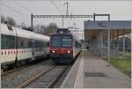 Im modernisierten TPF Bahnhof von Pensier kreuzen sich zwei Regionalzüge; während der Regionalzug nach Romont aus SBB RBDe 560 Domino besteht, zeigen die Punkte des Gegenzuges, dass es sich um einen TPF Domino handelt. 

29. März 2022