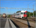 Ein TPF RBDe 567 mit passendem Bt verlässt Romont als Regionalzug nach Bulle.