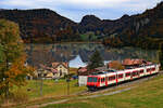 Die Linie durch die Vallée de Joux im Jura Gebirge: Aufstieg eines TRAVYS Domino-Zuges (ABt 50 85 39-43 984 - B 29-43 384 - RBDe 560 384) von Le Pont auf die Anhöhe.