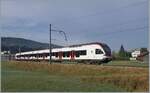 Nun haben auch wir unsere  Drei-Seen-Bahn : Die RER VAUD S2 Verbindung von Aigle nach Le Brassus verbindet nicht nur recht kontrastreiche Landschaften, sie führt auch an drei Seen entlang: dem Lac Léman, dem Lac de Brent und dem Lac de Joux. A propos Wasser: Während der Genfersee durch die Rhone ins Mittelmeer mündet, entwässert sich die Orbe in die Nordsee, der wenige Kilometer westlich von hier entspringende Doubs hingegen ins Mittelmeer. Das Bild zeigt den SBB RABe 523 022-7 (RABe 523 94 85 0 523 022-7 CH-SBB) als S2 24216 von Aigle kurz vor der Ankunft in Le Brassus.

15. August 2022